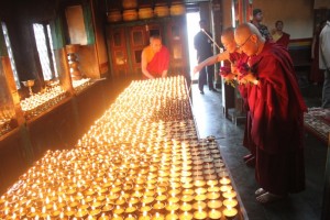 文鮮明師を追慕しろうそく１０００本がともされる
