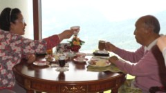 お母様と一緒にお食事をされるお父様 お母様と一緒にお食事をされるお父様