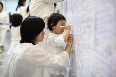 メッセージボードに書く子どもたちのようす