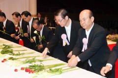 弔問される宋総会長と前会長の徳野氏