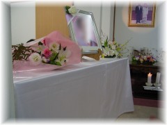 祭壇とＩ姉妹の遺影