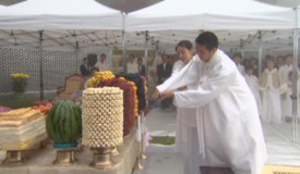 秋夕節の本郷苑参拝式のようす