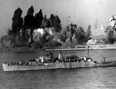興南港の施設を破壊する米軍艦船