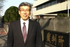 裁判所の前で話す後藤徹さん