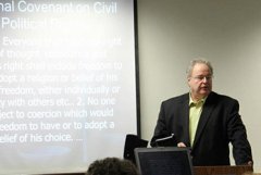 集会で報告する国際宗教自由連合のダン・フェファーマン会長