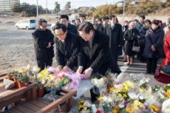 石巻で献花する宋龍天先生と徳野英治会長