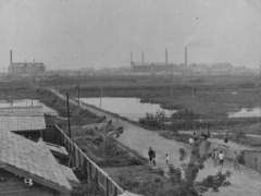 興南収容所から西方にある本宮化学工場を撮った写真
