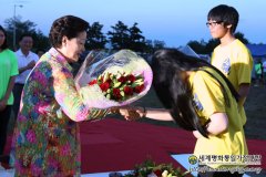 成和学生キャンプで真のお母様に歓迎の花束