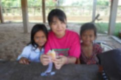 村の子どもたちと談笑