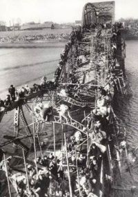 落とされた大同鉄橋と鉄骨を渡る避難民（クリックで拡大表示）