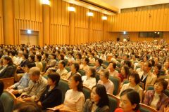 自叙伝書写感謝の集いに集まる聴衆