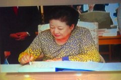 メッセージを書く真のお母様