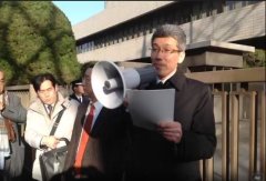 東京地裁前で勝利報告を伝える後藤氏