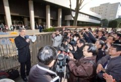 東京地裁前で勝利報告を伝える後藤氏