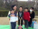 成和子女部（幼児部）の入園生を囲んで