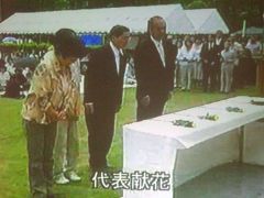 聖和祝祭での代表献花